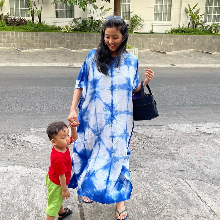 <p>Ada yang menarik dari penampilan Olivia Zalianty kali ini. Aktris berusia 41 tahun itu tampil sederhana memakai daster berwarna putih-biru. Baju rumahan tersebut dipadukan bersama sandal jepit dan tas jinjing warna hitam. Rambutnya dibiarkan tergerai di bawah kacamata hitamnya. (Foto: Instagram @oliviazallianty)</p>