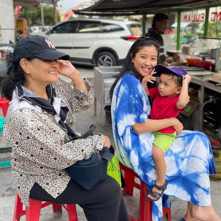 <p>Olivia Zalianty tengah menghabiskan waktu bersama sang anak dan ibunda tercinta. Olivia mengajak Hydro Putro Kusumo jalan-jalan mencari jajanan di pinggir jalan. (Foto: Instagram @oliviazallianty)</p>