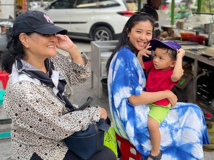 5 Potret Olivia Zalianty Jajan di Pinggir Jalan Bareng Anak & Ibunda, Sederhana Pakai Daster