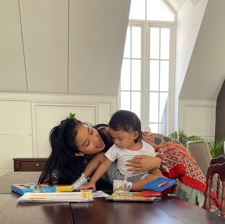 <p>Sejak dikaruniai anak, Olivia sering membagikan potret kesehariannya bersama sang putra mulai dari mengajaknya bekerja hingga sekadar bersantai di rumah dan jalan-jalan sore. Kita doakan semoga Bunda yang satu ini selalu bahagia ya! (Foto: Instagram @oliviazallianty)</p>