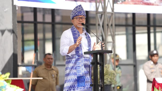 Menteri Perdagangan, Zulkifli Hasan, menyebut pembangunan pasar rakyat di Sambas sebagai bukti cinta Presiden Jokowi kepada Kalimantan.
