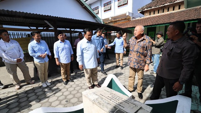 Kunjungan itu sekaligus merupakan bagian dari kegiatan kampanye Prabowo di Blitar, yang diawali dengan ziarah ke makan presiden pertama Indonesia, Soekarno.