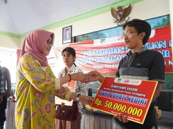 Pedagang Korban Kebakaran Pasar Gringging Terima Bantuan dari Pemkab Kediri