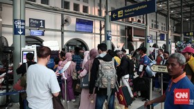 FOTO: Pemudik Nataru Mulai Padati Stasiun Pasar Senen