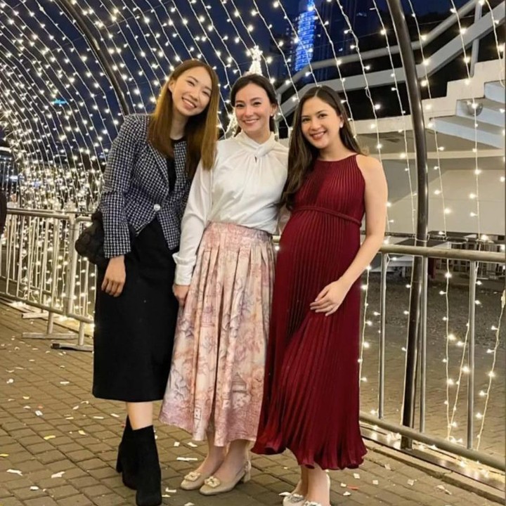 <p>Pertemuan Asmirandah dan Jessica Mila ini sekaligus dalam rangka menyambut perayaan Natal yang sebentar lagi akan berlangsung. Pada foto yang dibagikan <em>baby bump</em> Mila sudah terlihat sangat jelas, Bunda. (Foto: Instagram: @asmirandah89)</p>