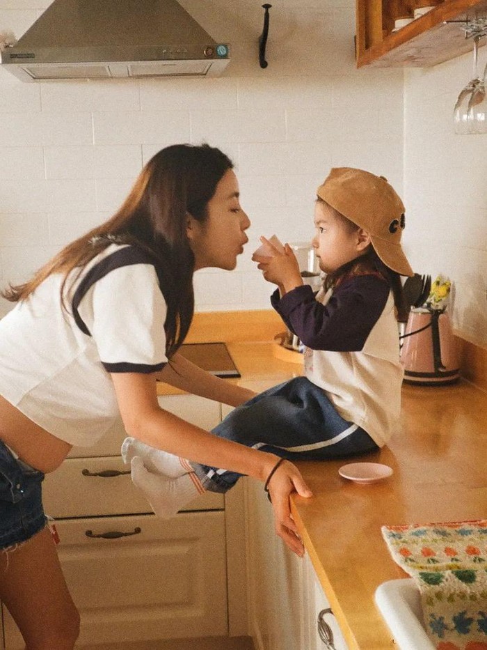 Tak lama usai kabar tersebut, Kang Sora pun membagikan potret 'throwback' maternity shoot yang ia lakukan bersama putri pertamanya./ Foto: instagram.com/reveramess_