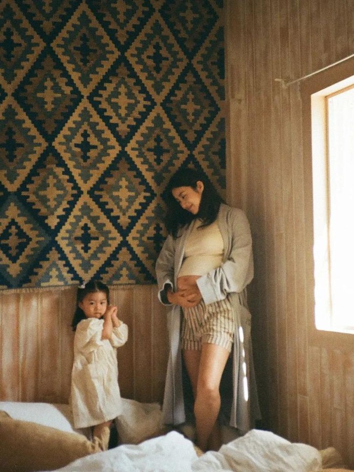 Kang Sora yang menikah dengan pasangan non-selebriti pada 2020 lalu pun diliputi kebahagiaan dengan hadirnya anggota keluarga baru. Congratulations!/ Foto: instagram.com/reveramess_