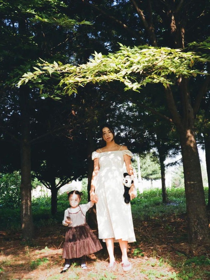 Bernuansa 'vintage' dengan sentuhan warna-warna hangat, Kang Sora dan putri pertamanya tampil penuh suka cita dan menggemaskan dalam potret-potret yang tertangkap layar kamera./ Foto: instagram.com/reveramess_