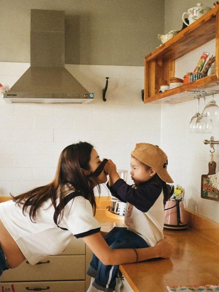 Pada Senin, (11/12) lalu, agensi dari aktris cantik Kang Sora mengumumkan bahwa sang artis telah melahirkan anak kedua yang berjenis kelamin perempuan, Beauties./ Foto: instagram.com/reveramess_