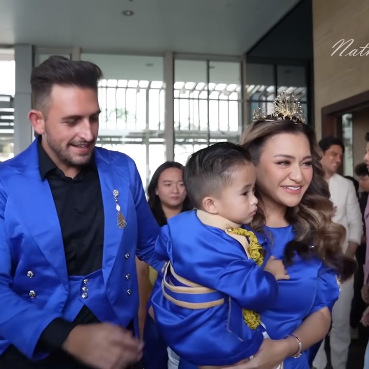 <p>Menikah dengan komedian Sule, Nathalie Holscher dikaruniai seorang putra. Anak laki-lakinya itu pun diberi nama Adzam Adriansyah Sutisna. (Foto: YouTube Nathalie Holscher)</p>