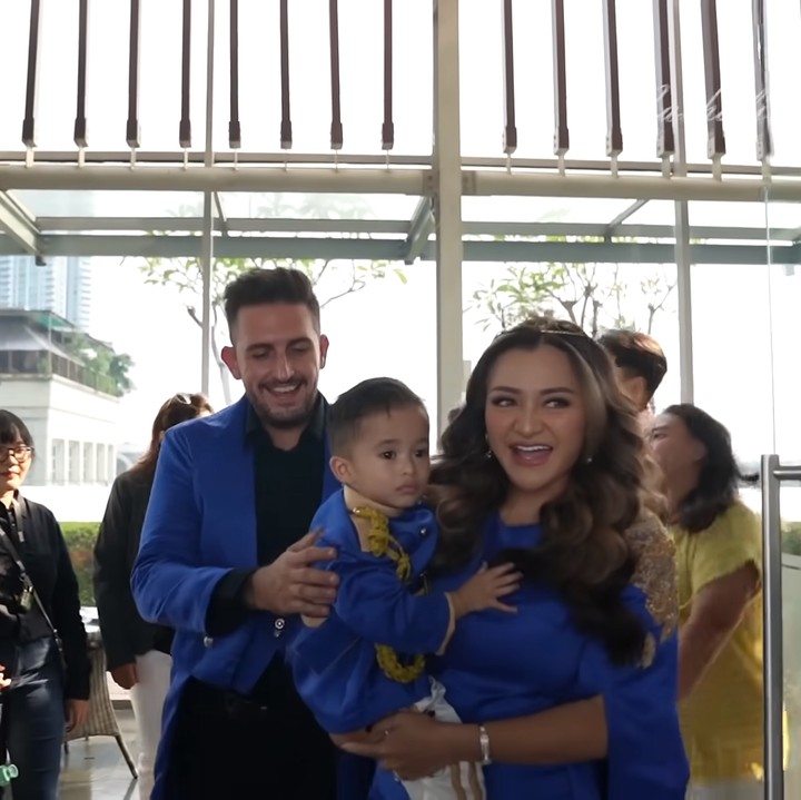 <p>Adzam lahir pada 11 Desember 2021, Bunda. Belum lama ini, Adzam terlihat merayakan ulang tahunnya yang kedua bersama dengan sang Bunda. (Foto: YouTube Nathalie Holscher)</p>