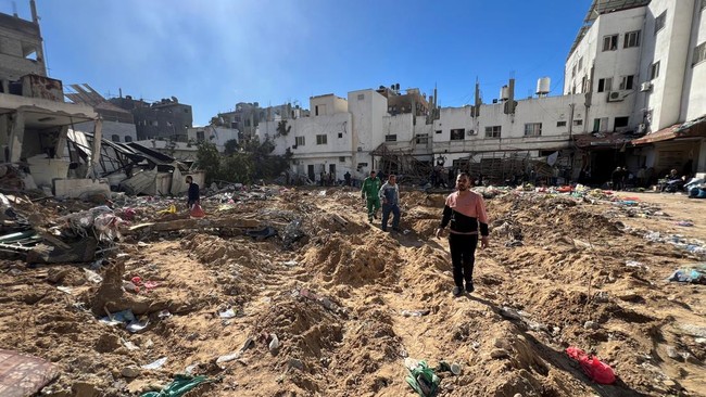 Pasukan Israel terlihat menembak ke arah staf medis yang sedang menggelar konferensi pers di halaman depan Rumah Sakit Kamal Adwan, Beit Lahiya, Gaza, Palestina