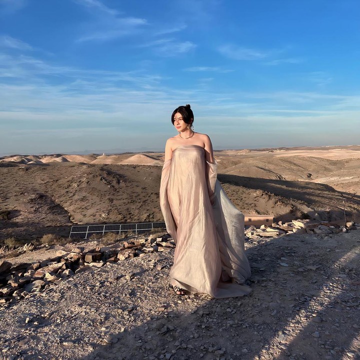 <p>Seperti kedua orang tuanya, Shalom juga terjun ke dunia hiburan Tanah Air. Di mata publik, ia dikenal sebagai aktris, model, juga selebriti di media sosial. (Foto: Instagram @sharazaaa)<br /><br /><br /></p>
