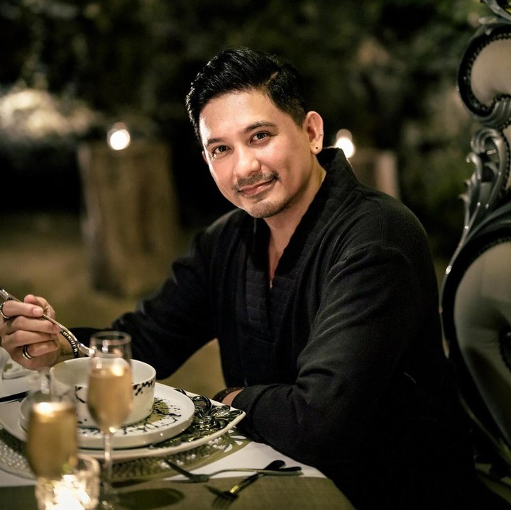 <p>Aktor berusia 39 tahun itu tak memungkiri bahwa bulan Desember yang istimewa bagi mereka akan terus silih berganti. Akan tetapi, ia yakin bahwa mereka akan terus bersama. Ryan Delon tak lupa memberikan pujian kepada sang istri. (Foto: Instagram @mrssharena @tail_wagging)</p>