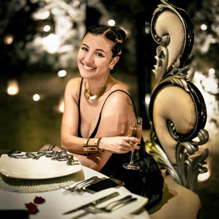 <p>"Kamu akan tetap menjadi bidadariku, Karena kamu adalah kelebihan dari kekuranganku…. Happy 10th Anniversary #13122013 Hidup yang lama Sha… I love you," tutur Ryan Delon. (Foto: Instagram @mrssharena @tail_wagging)</p>