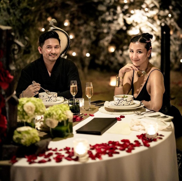 <p>Untuk merayakan satu dekade pernikahan mereka, pasangan ini melakukan makan malam romantis berdua di Bali. (Foto: Instagram @mrssharena @tail_wagging)</p>