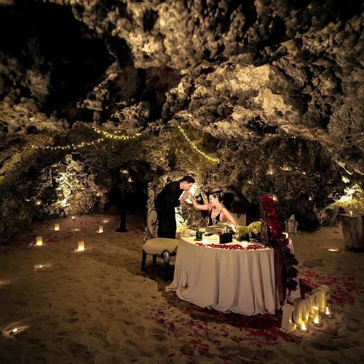 <p>Pasangan yang menikah pada 13 Desember 2013 itu menikmati momen romantis saat melakukan <em>candle light dinner</em>. (Foto: Instagram @mrssharena @tail_wagging)</p>