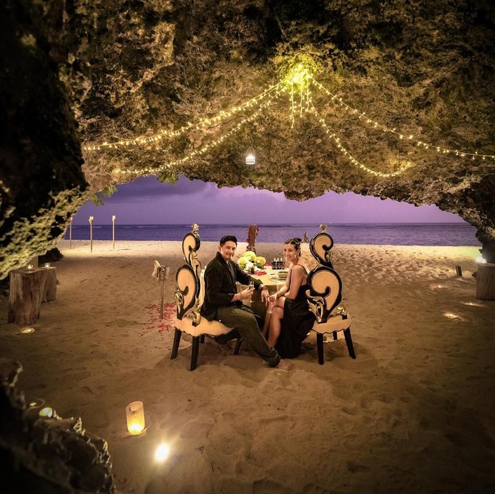 <p>Meja makan digelar di dalam area gua tepi pantai yang dihiasi dengan lampu temaram. Di tengah momen romantis itu, Ryan Delon mengenang awal mula pernikahan mereka. Ia mengaku makin mencintai Sharena di <em>anniversary</em> ke-10. "Masih inget gak sepuluh tahun yang lalu dihari ulang tahunku, kita saling berjanji satu sama lain, kita harus selalu saling cintakan. Apa setelah sekian lama kini jadi memudar? (Foto: Instagram @mrssharena @tail_wagging)</p>