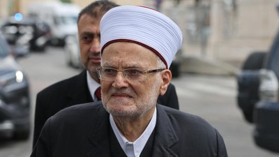 Badan Intelijen Israel dilaporkan menahan dan menginterogasi khatib Masjid Al Aqsa di Yerusalem Timur, Sheikh Ekrima Sabri, atas tuduhan penghasutan.