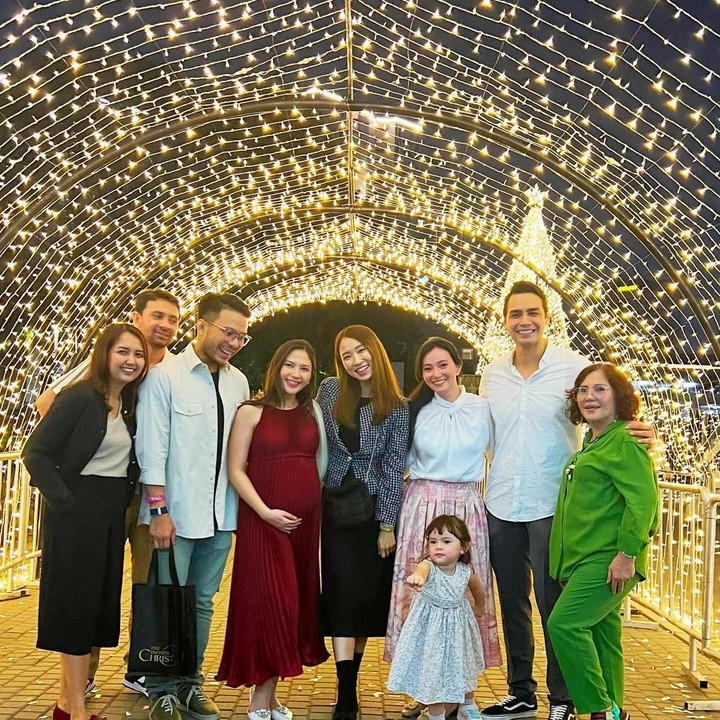 <p>Tak hanya di satu foto, Chloe juga memasang pose superman di beberapa foto lain. Chloe saat ini sudah berusia 2 tahun dan sudah sangat pintar melakukan berbagai hal. (Foto: Instagram: @asmirandah89)</p>
