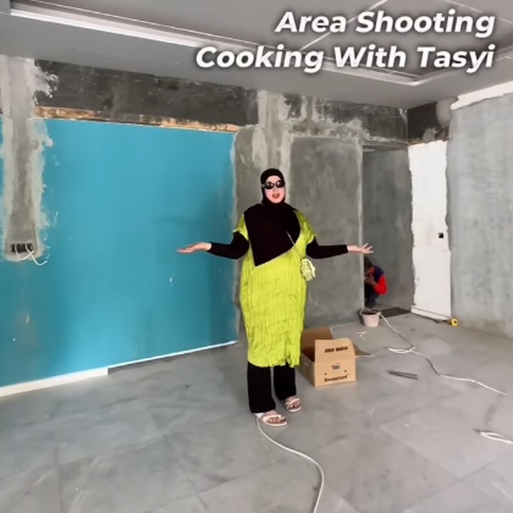 <p>Perempuan berusia 31 tahun ini mengaku memilih untuk meninggalkan rumah lama dan membeli hunian baru. Tak sampai di sana, ia juga melakukan renovasi untuk mengubah desain dan interior sesuai seleranya. (Foto: YouTube @Tasyi Athasyia)<br /><br /><br /></p>