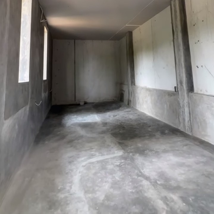 <p>Ada banyak bagian dalam rumah yang ia ganti. Walaupun Tasyi mengaku bahwa bentuk awalnya sudah sangat bagus, namun itu jauh dari yang ia inginkan. (Foto: YouTube @Tasyi Athasyia)<br /><br /><br /></p>