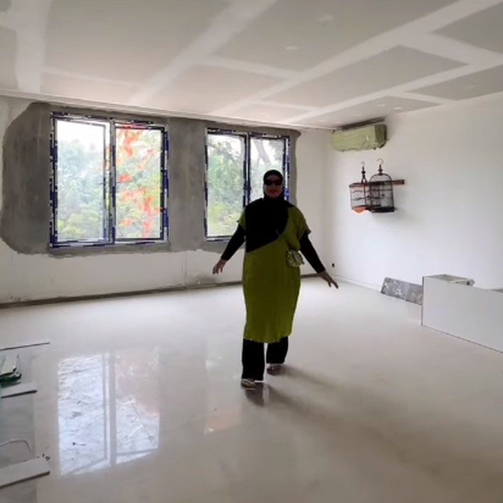 <p>Hunian tersebut awalnya berdiri 3 lantai. Renovasi ini sekaligus menambah jumlah tingkat menjadi 6 lantai, lho. Selain ruangan untuk kepentingan pekerjaan, Tasyi juga memamerkan bagian-bagian penting lainnya. Ada kamar utama, kamar tamu, kamar anak, ruang bermain, hingga mushola.(Foto: YouTube @Tasyi Athasyia)<br /><br /><br /></p>