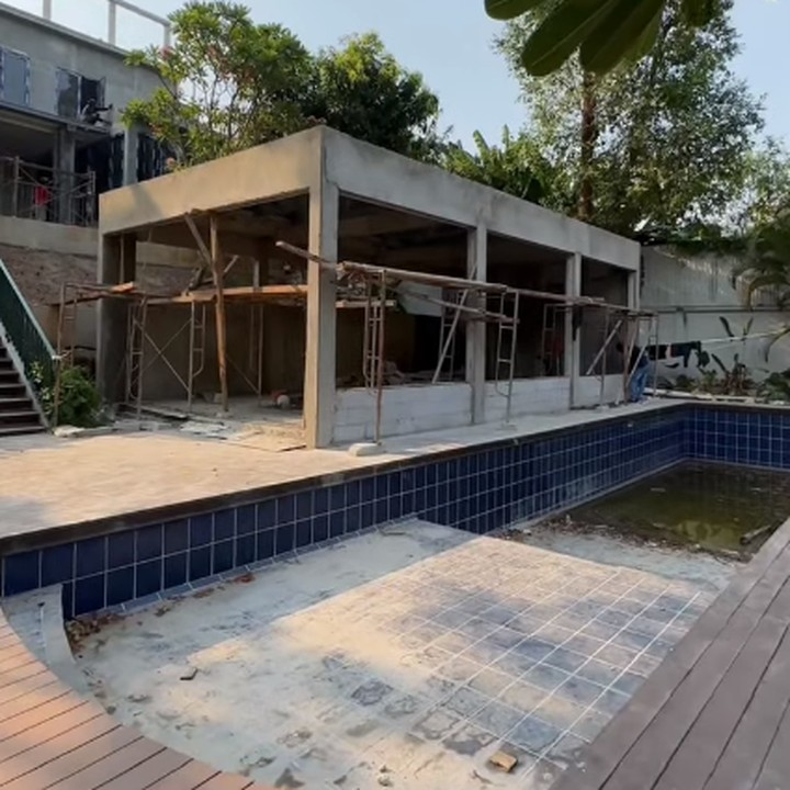 <p>Menariknya, hunian dengan lahan yang sangat luas ini juga memiliki taman belakang. Di sana ada kolam renang ukuran besar dengan beberapa pendopo di sekelilingnya. (Foto: YouTube @Tasyi Athasyia)<br /><br /><br /></p>