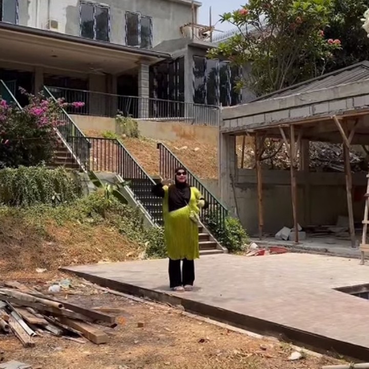 <p>Taman belakang rumah ini juga dipenuhi beragam tanaman nantinya. Kira-kira seperti apa hasil renovasi rumahnya nanti? Bunda juga penasaran? (Foto: YouTube @Tasyi Athasyia)</p>