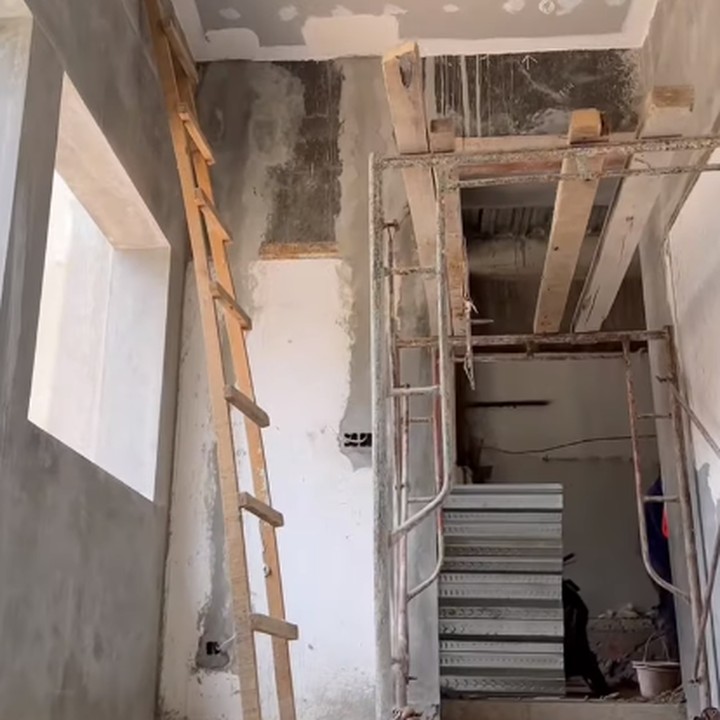 <p>Beberapa waktu yang lalu, Tasyi Athasyia mengunggah video tentang rumah di kanal YouTube pribadi. Dalam konten berdurasi 7 menit tersebut, ia menceritakan tentang proses renovasi rumah. (Foto: YouTube @Tasyi Athasyia)</p><p></p>