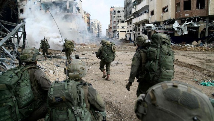 Tentara Israel beroperasi di Jalur Gaza di tengah konflik yang sedang berlangsung antara Israel dan kelompok Islam Palestina Hamas, dalam gambar selebaran yang dirilis pada 18 Desember 2023. Tentara Israel beroperasi di Jalur Gaza di tengah konflik yang sedang berlangsung antara Israel dan kelompok Islam Palestina Hamas, dalam gambar selebaran yang dirilis pada 18 Desember 2023. (Israel Defense Forces/Handout via REUTERS)