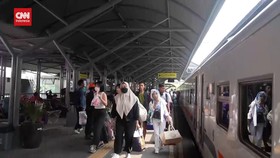 VIDEO: Stasiun Surabaya Gubeng Mulai Ramai Penumpang Berlibur Nataru