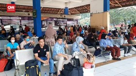 VIDEO: Libur Panjang Tiba, Penumpang Padati Terminal Kampung Rambutan