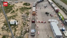 VIDEO: Truk Bantuan Tiba, Warga Gaza Berebut Ambil Bantuan