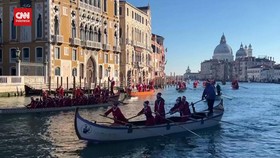 VIDEO: Ratusan Sinterklas Invasi Sungai Venesia Italia Jelang Natal