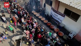 VIDEO: Penampakan Antrean Warga Gaza Menanti Makanan di Rafah