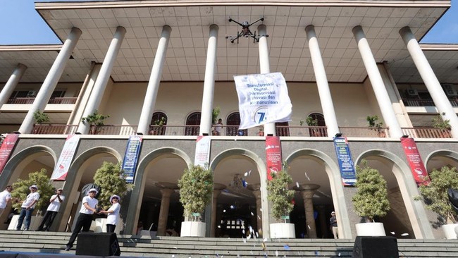 Jokowi tidak hadir dalam ke acara puncak Dies Natalis ke-74 Universitas Gadjah Mada (UGM) dan tak kirim video sambutan.