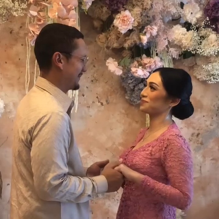 <p>Angga telah melamar sang kekasih, Dewi Andarini atau yang akrab disapa Ririn, Bunda. Kabar tersebut dibagikan lewat unggahan media sosial Ririn. (Foto: Instagram @dewiandarini)</p>