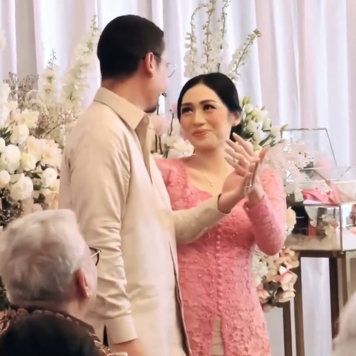 <p>Ririn melakukan repost dari para kerabat yang merekam momen lamaran mereka. Dalam unggahan yang dibagikan, tampak Angga dan Ririn berbagi tatapan mesra usai resmi bertunangan. (Foto: Instagram @dewiandarini)</p>