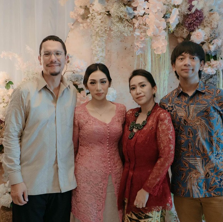<p>Rian dan sang istri turut menghadiri acara lamaran Angga dan Ririn, serta memberikan ucapan selamat kepada mereka. "Happy engagement @anggapuradiredja @dewiandarini .. semoga di lancarkan sampai hari H nanti.. Aaminn!! Baru sadar Maliq D’essentials .. D’ nya ternyata D’MASIV," tulis Rian dalam unggahan fotonya. (Foto: Instagram @rianekkypradipta)</p>