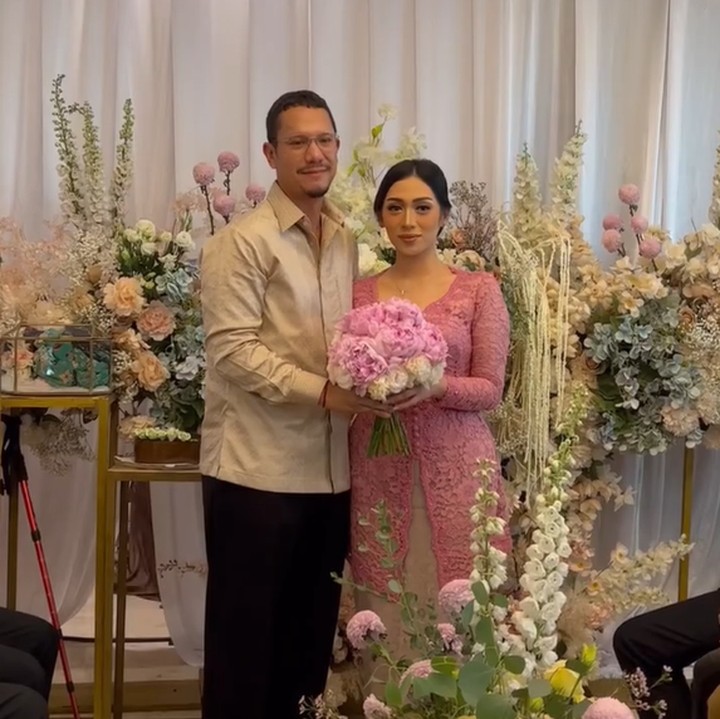 <p>Momen ketika Ririn menerima lamaran Angga juga diabadikan dalam unggahan Instagram Story. Ririn menyebut bahwa ia telah mengenal Angga cukup lama, Bunda. (Foto: Instagram @dewiandarini)</p>