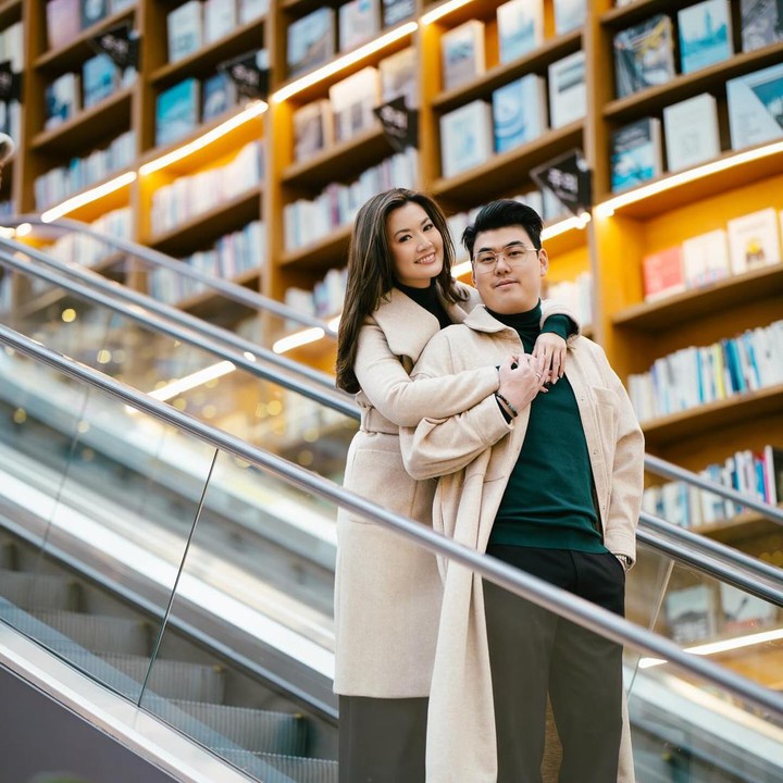 <p>Asty pun mengaku sangat bahagia hidup bersama sang suami. <em>"Alhamdulillah..</em> Bahagia.. Bisa selalu dalam cinta dan rasa syukur," ujarnya dalam caption di salah satu postingan bersama suami. (Foto: Instagram @asty_ananta)</p>