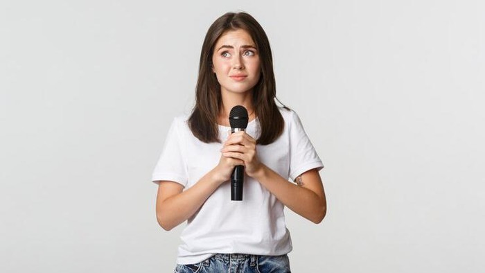 5 Bahasa Tubuh yang Bikin Kamu Terlihat Tak Profesional Saat Public Speaking, Segera Hindari Yuk!