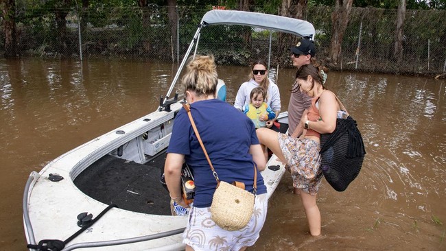 FOTO: Banjir Terjang Australia, Bandara Terendam dan Buaya Berkeliaran