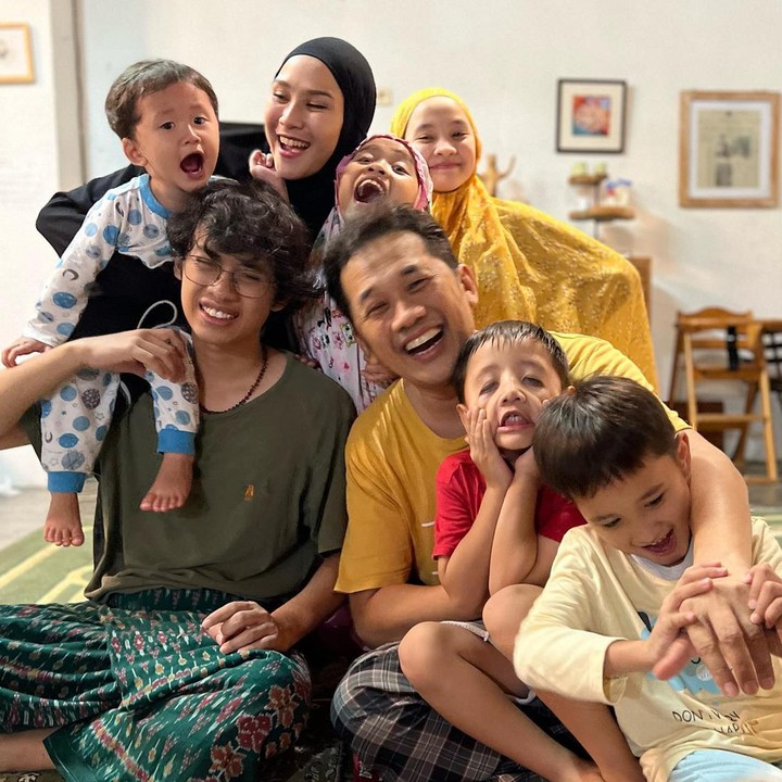 <p>Bhumi juga sangat akrab dengan kelima saudara sambungnya. Ia sering muncul di berbagai potret keluarga Hanung Bramantyo dan Zaskia Mecca. "Adeeeem yeee liat kluarga bia abi... punya banyak anaak rameneee puol.. sehat2 yaaah bia abi sekluarga.." kata netizen @kikyyuli*****. (Foto: Instagram @hanungbramantyo)</p>