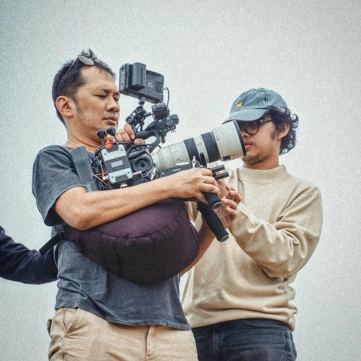 <p>Hanung mengatakan, sang putra bercita-cita untuk menjadi kameraman. "Nak, umurmu masih dibawah 40 tahun. Kalo mau jadi Kameramen, harus banyak belajar dari senior. Ndak usah sok pinter. Yang sabar, tawakal dan tak perlu minta bantuan MK. Insya Allah, cita-citamu jadi Cawapres … eh, maksudnya jadi Kameramen terpenuhi," ucap Hanung. (Foto: Instagram @hanungbramantyo)</p>