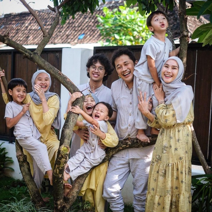 <p>Hanung Bramantyo dan Zaskia Mecca dikaruniai 5 orang anak. Namun dari pernikahan sebelumnya, ia telah memiliki seorang putra yang telah beranjak dewasa. (Foto: Instagram @hanungbramantyo)</p>