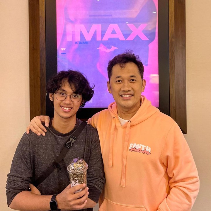 <p>Saat ini pemuda yang akrab disapa Bhumi itu sudah berusia 22 tahun, Bunda. Ia sangat akrab dengan ayahanda dan memiliki hobi yang sama. Bhumi menaruh minat pada industri film. (Foto: Instagram @hanungbramantyo)</p>