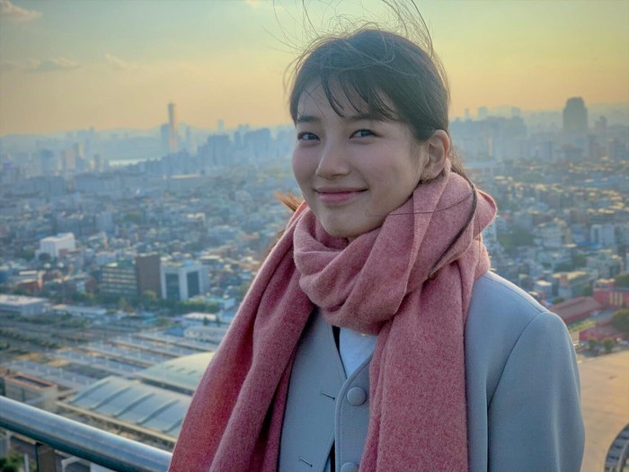 Di musim dingin, banyak outerwear dengan warna netral, sehingga menambahkan syal berwarna pink seperti Suzy berhasil menambah kesan hangat dalam tampilannya./ Foto: vougue.co.kr