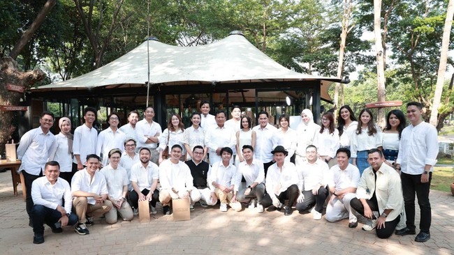 Menhan Prabowo Subianto menghadiri makan siang bersama Menteri BUMN Eric Thohir serta pebisnis dan influencer muda sembari bertukar ide, pikiran, dan gagasan.